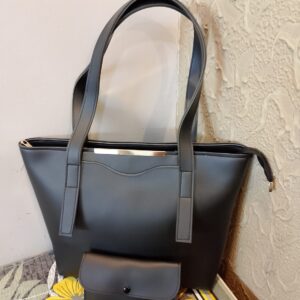 *Stylish Black Tote Bag with Matching Pouch* 🖤